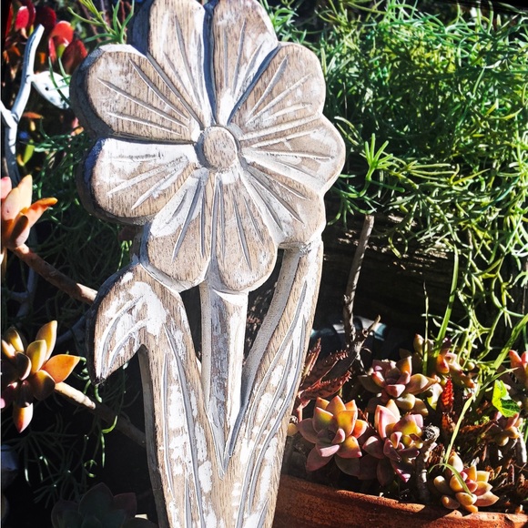 Carved wooden lilly flower - Picture 2 of 2
